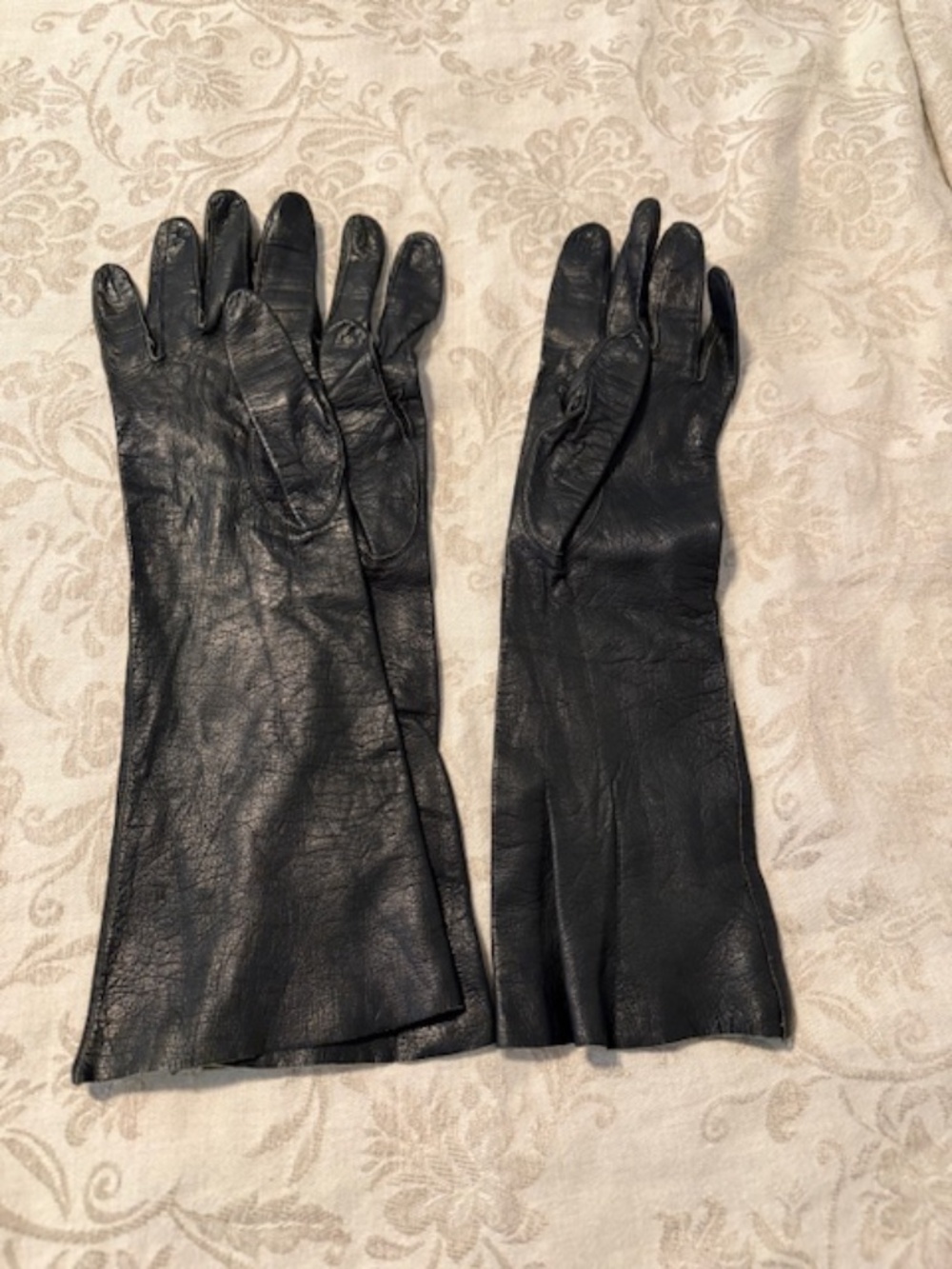 Women's black kid gloves 7 1/2 - Picture 3 of 3